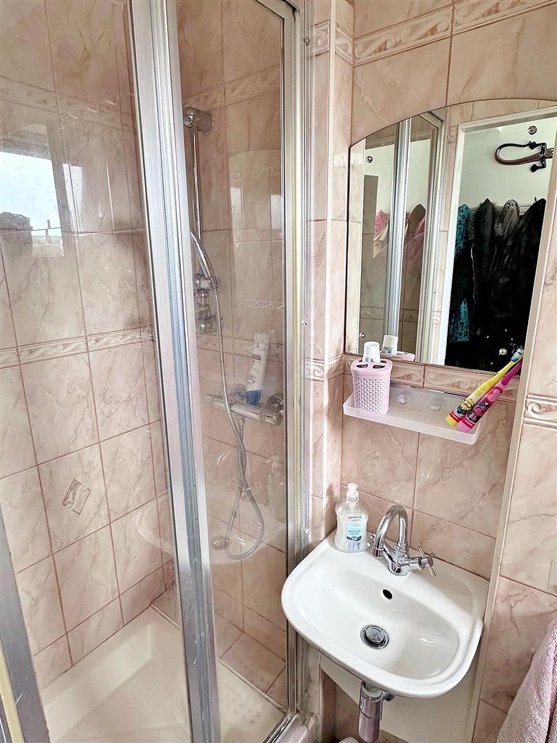 3 Bedroom House - End Terrace. Faversham Road in Eastbourne, East Sussex 9